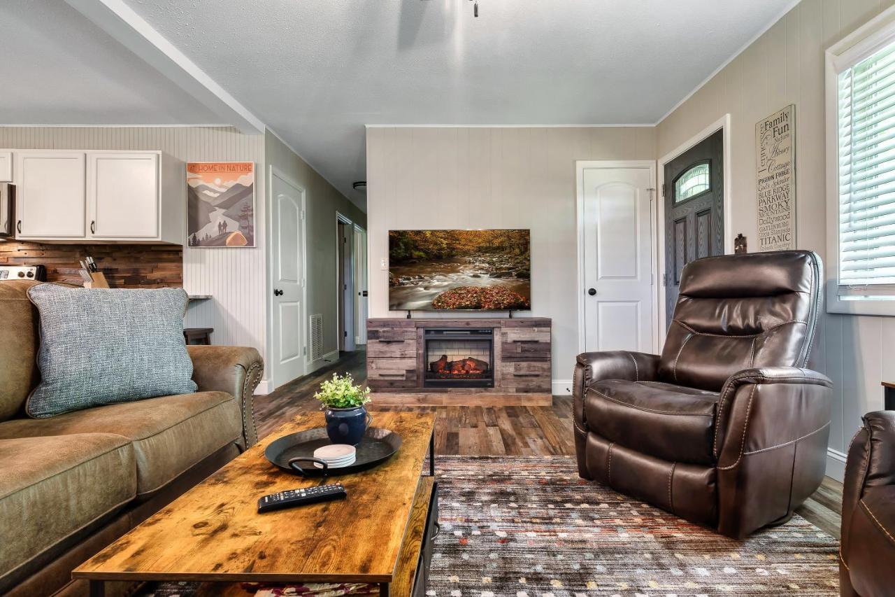 Villa Modern Pigeon Forge Gem Near Dollywood, Gatlinburg & Smokies - 2 Mins To Pkwy & Strip, Hot Tub, Fire Pit, Cable, Hi-Speed Wifi Exterior foto