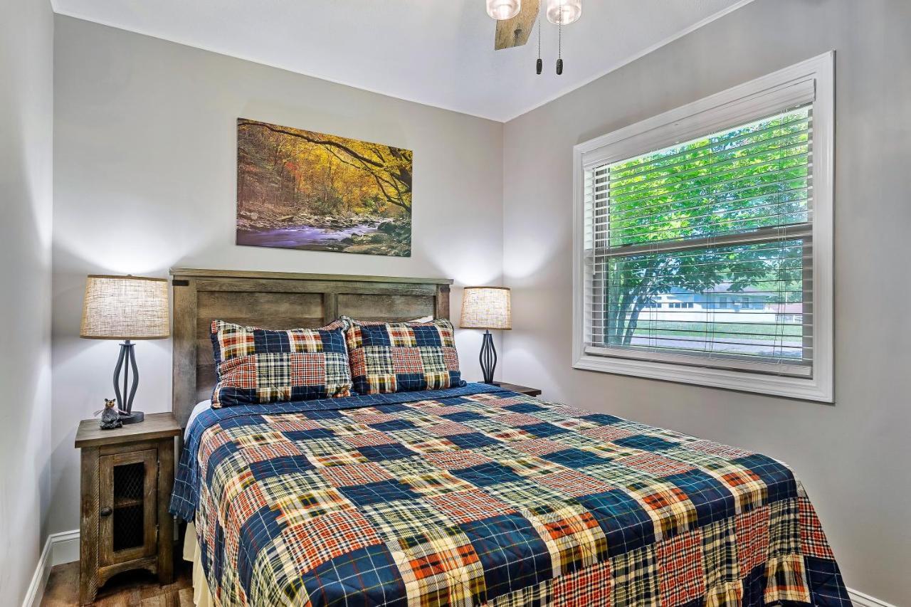 Villa Modern Pigeon Forge Gem Near Dollywood, Gatlinburg & Smokies - 2 Mins To Pkwy & Strip, Hot Tub, Fire Pit, Cable, Hi-Speed Wifi Exterior foto