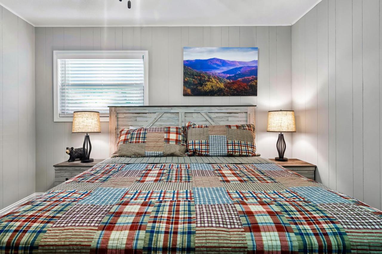 Villa Modern Pigeon Forge Gem Near Dollywood, Gatlinburg & Smokies - 2 Mins To Pkwy & Strip, Hot Tub, Fire Pit, Cable, Hi-Speed Wifi Exterior foto