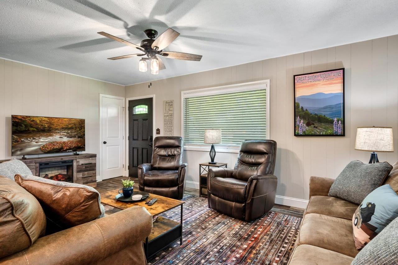 Villa Modern Pigeon Forge Gem Near Dollywood, Gatlinburg & Smokies - 2 Mins To Pkwy & Strip, Hot Tub, Fire Pit, Cable, Hi-Speed Wifi Exterior foto